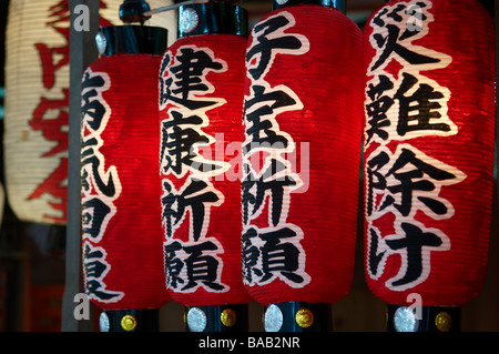 Lanternes colorées la prière et japonais au script Buddhist Temple Kiyomizu-dera à Kyoto, Japon Banque D'Images