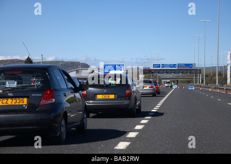 La fermeture de la police d'autoroute M2 en Irlande du Nord Belfast juste à l'extérieur en raison d'une alerte de sécurité Banque D'Images