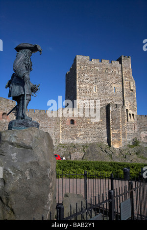 Le roi Guillaume d'Orange à Carrickfergus castle statue commémore le débarquement en Irlande par le roi Guillaume III à Carrickfergus Banque D'Images