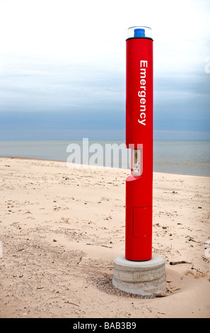 Fort Rouge d'appel d'urgence sur une plage du lac Michigan Banque D'Images