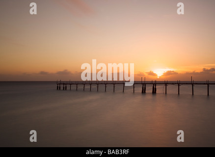 Vue du coucher de soleil à partir de la jetée de pêche de la baie d'Oistins, côte sud de la Barbade, Eglise paroissiale de Christ Banque D'Images