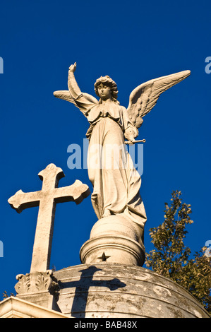 Angel sculpture dans le quartier de la Recoleta cemetery, Buenos Aires. Banque D'Images