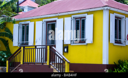 La maison jaune avec des volets traditionnels et du toit en tôle Gustavia St Barts Banque D'Images