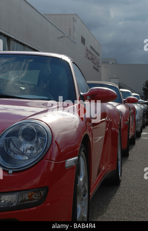 Porsche Cars en face de l'usine Porsche à Stuttgart, Allemagne Banque D'Images