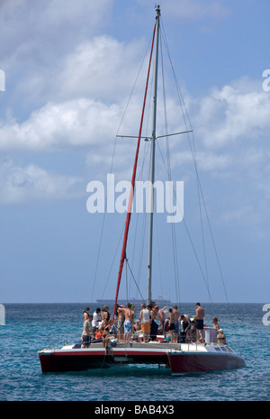 Les touristes profitant du soleil sur une croisière en catamaran, côte ouest de la Barbade, "West Indies" Banque D'Images