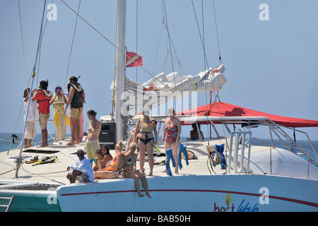 Les touristes profitant du soleil sur une croisière en catamaran, côte ouest de la Barbade, "West Indies" Banque D'Images