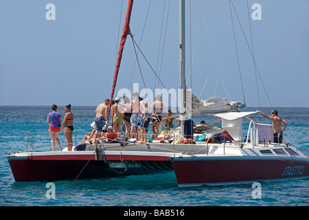 Les touristes la plongée et profiter du soleil sur une croisière en catamaran, côte ouest de la Barbade, "West Indies" Banque D'Images