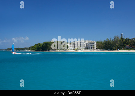 La voile et les motomarines sur la côte ouest de la Barbade Beach, "West Indies" Banque D'Images