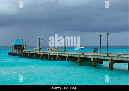 Ciel d'orage à Oistins Bay Fishing Pier, côte sud de la Barbade, Eglise paroissiale de Christ Banque D'Images