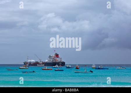 Des bateaux de pêche à Oistins Bay Fishing Pier, côte sud de la Barbade, Eglise paroissiale de Christ Banque D'Images