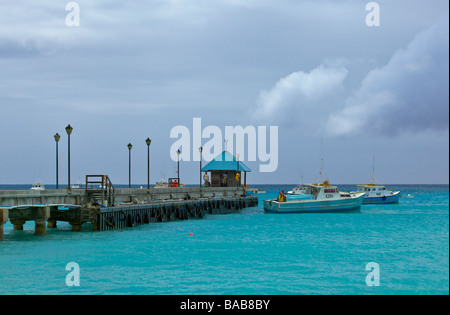 Oistins Bay Fishing Pier, côte sud de la Barbade, Eglise paroissiale de Christ Banque D'Images