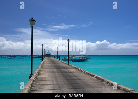 Oistins Bay Fishing Pier, côte sud de la Barbade, Eglise paroissiale de Christ Banque D'Images