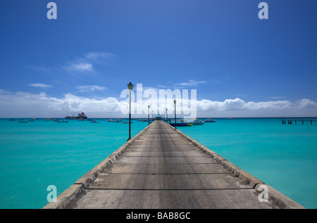 Oistins Bay Fishing Pier, côte sud de la Barbade, Eglise paroissiale de Christ Banque D'Images