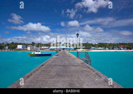 Oistins Bay Fishing Pier, côte sud de la Barbade, Eglise paroissiale de Christ Banque D'Images