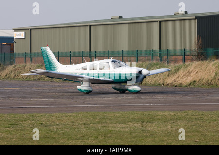 Piper PA-28-181 Cherokee Archer N65JF le roulage vers la piste à l'Aérodrome de Sandtoft Banque D'Images