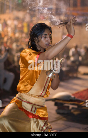 Jeune prêtre hindou au Ganga Aarti à Varanasi, Inde Banque D'Images