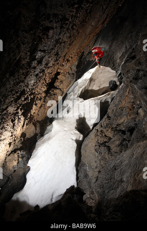 Une grotte explorer bravement se dresse sur un bouchon de neige très profondément dans le Livre blanc sur les Mts Crete Banque D'Images