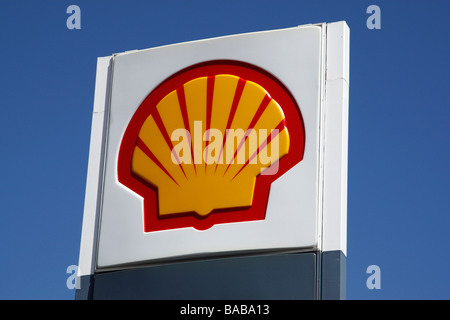 Le logo de shell contre un ciel bleu le long de la route 89 du comté de Kane kanab utah usa Banque D'Images