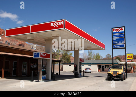 Exxon station-service le long de la route 89 dans la petite ville de Kanab kane county utah usa Banque D'Images