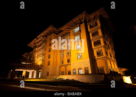 Bâtiment de l'hôtel Taj Tashi à Thimphu ville la nuit. Bhoutan scène de nuit 90853 Bhutan-Thimphu Banque D'Images