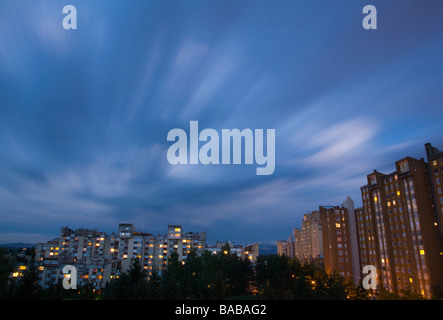 Les nuages de tempête réunissant plus de banlieue nord de Ljubljana Slovénie Banque D'Images