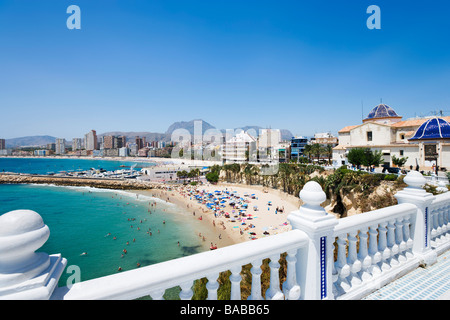 Vue sur Playa del Mal Pas et Playa de Poniente à partir de la Plaza del Castell, Vieille Ville, Benidorm, Costa Blanca, Espagne Banque D'Images