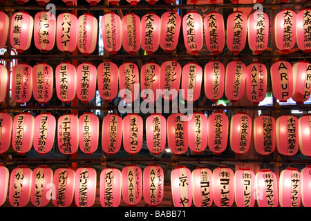 Lanternes japonaises allumé à Tokyo au Japon Banque D'Images