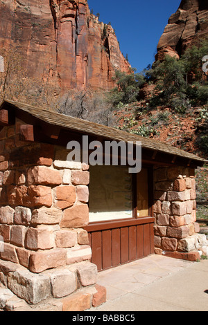 Des panneaux d'information au début de la promenade du temple de sinawava Zion Canyon National Park Utah usa Banque D'Images