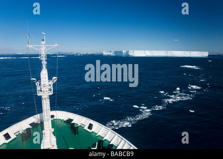 Akademik Sergey Vavilov navigation entre la glace de mer et des icebergs tabulaires bleu près de l'île Paulet Péninsule Antarctique Antarctique Banque D'Images