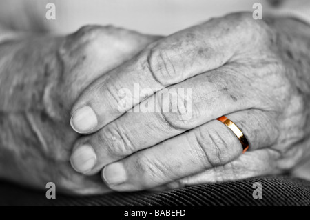 Gros plan sur femme âgée mains avec bague de mariage d'or Banque D'Images