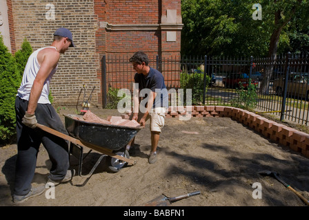 L'aménagement paysager architecte italien hispaniques pour pavés pose soulevées jardin fleuri pour un immeuble à Chicago en Illinois Banque D'Images