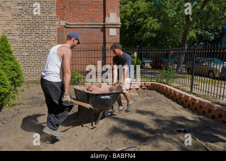 L'aménagement paysager architecte italien hispaniques pour pavés pose soulevées jardin fleuri pour un immeuble à Chicago en Illinois Banque D'Images