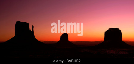 Monument Valley Navajo Tribal Park au lever du soleil dans l'Arizona, USA. Banque D'Images