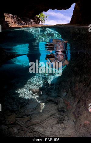 Plongée avec tuba dans Raja Empat, Papouasie, Indonésie, femme diver, bikini, l'eau claire, l'eau peu profonde, split, fotosub, à la grande visibilité Banque D'Images