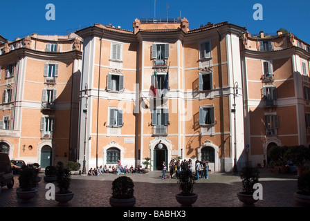 Blaconies et volets gris appelé 'Persiani' dans l'une des plus belles places italiennes, la Piazza Sant'Ignazio à Rome Italie Banque D'Images