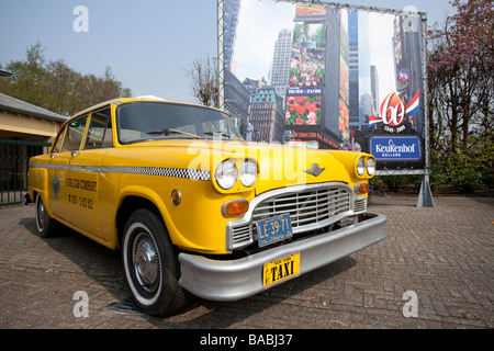 Taxi jaune sur l'affichage. Banque D'Images