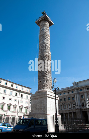 La colonne de marbre de Marc Aurèle qui a résisté à la Piazza Colonna Rome depuis 193 EC Banque D'Images