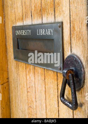 Close up of a metal heurtoir et boîte postale à la bibliothèque de l'Université de Durham, North East England UK Banque D'Images