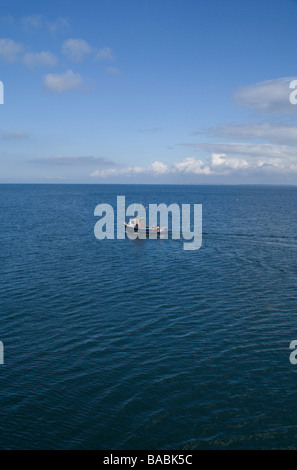 Bateau de pêche en mer près de Trefor Pier, au nord du Pays de Galles Banque D'Images