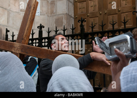 Israël Jérusalem Vieille ville processions du Vendredi Saint Orthodoxe de la croix le long de la Via Dolorosa du Saint-Sépulcre Banque D'Images