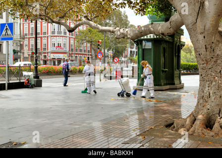 Les femmes balayent la rue au Plaza Hurtado de Mendoza, connu aussi sous le nom de la Plaza Las Ranas, dans de vieux et élégant quartier de tri Banque D'Images