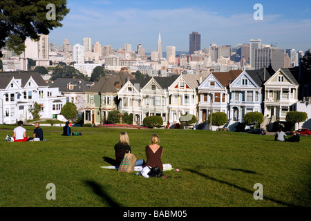 Maisons victoriennes sur Alamo Square avec ville en arrière-plan, San Francisco, California, USA Banque D'Images