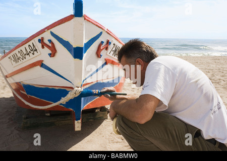 La province de Malaga Fuengirola Costa del Sol Espagne peinture pêcheur fishing boat on beach Banque D'Images