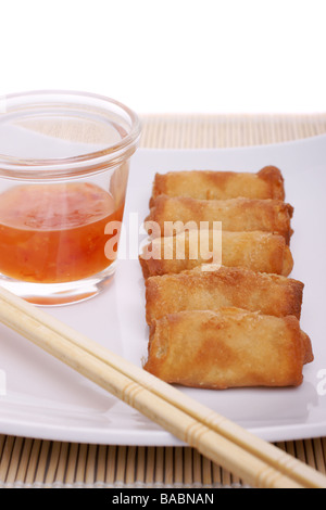 Fried egg roll chinois avec des baguettes et de la sauce Banque D'Images