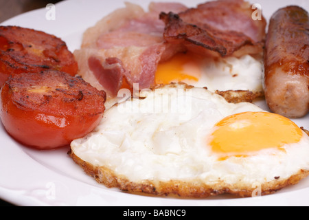 Le petit-déjeuner fraîchement préparé avec des saucisses et des œufs Banque D'Images