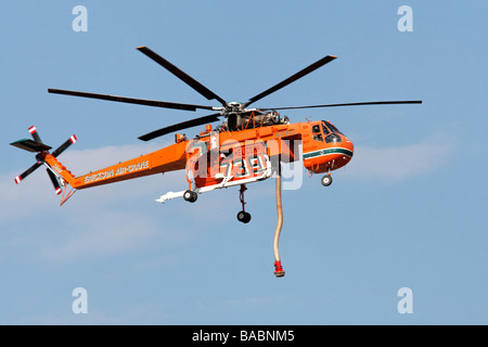 Sikorsky S 64 Erickson Air Crane Hélicoptère de lutte contre les incendies en vol Banque D'Images