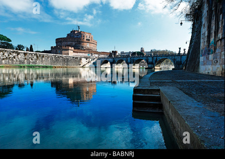 Vue sur Castel Sant'Angelo et le Ponte Sant'Angelo des rives du Tibre à Rome Banque D'Images