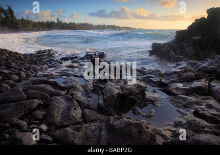 Lever de soleil sur l'Hana Bay sur la côte nord-est de Maui, Hawaii, dans la ville de Hana Banque D'Images