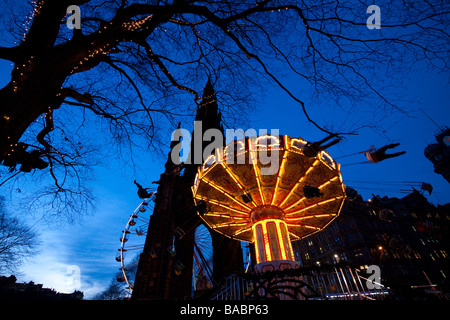 Décembre Édimbourg ville la nuit de Noël la foire dans les jardins de Princes Street sièges flying Banque D'Images