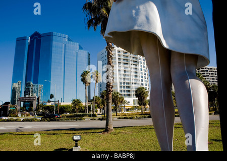 Les immeubles à appartements et de reddition sans conditions Statue Bayfront Park Sarasota en Floride Banque D'Images